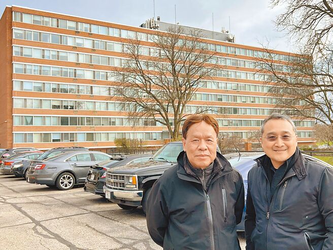 麦城之旅与高士轩（右）合影。（古蒙仁提供）