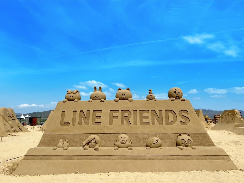 今年福隆國際沙雕藝術季自5月31日起為期136天，以「LINE FRIENDS夏日明星派對」為主題，讓粉絲可以欣賞各IP明星們的精彩作品。(福容大飯店提供)