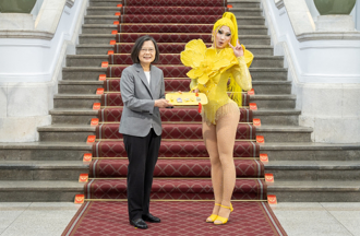 變裝皇后妮妃雅曬「下班照」拖鞋＋茄芷袋變身市場阿桑look