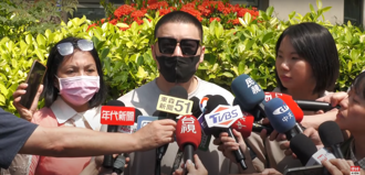 Toyz母親陪同到地檢署送別  戴口罩遮臉全程低頭不語