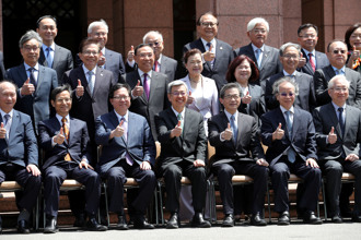 內閣總辭拍畢業照  ！盧秀燕特地北上  參加陳建仁最後一場院會 