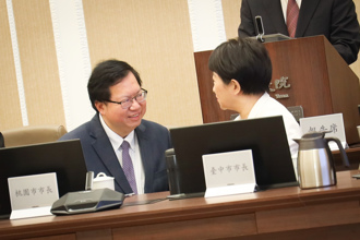 還是朋友！盧秀燕專程參加院會「畢業場」  與鄭文燦這1幕曝光