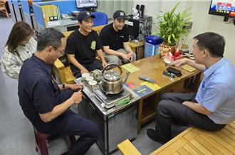 牛肉麵店轄區分局長是學弟   藝人吳宗憲親自拜會替警方宣導反詐