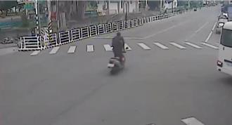 「我是獨輪車高手！」男未戴安全帽站立騎贓車 闖紅燈遭逮送辦