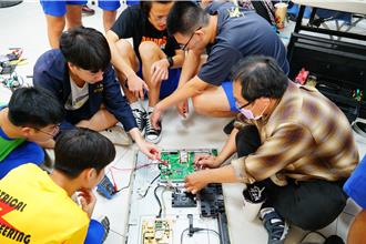 成大附屬南工電機科71師生下鄉修電器 修復率達8成