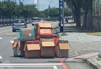 回收阿嬤特異功能？「箱型車」路上蛇行 還自帶緩衝區