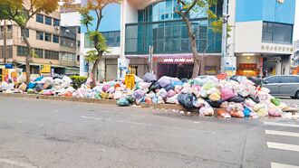 新明市場外攤堆出垃圾山 年開3000張罰單