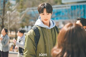 邊佑錫晉升新一代男神 邊親邊揉肩惹暴動