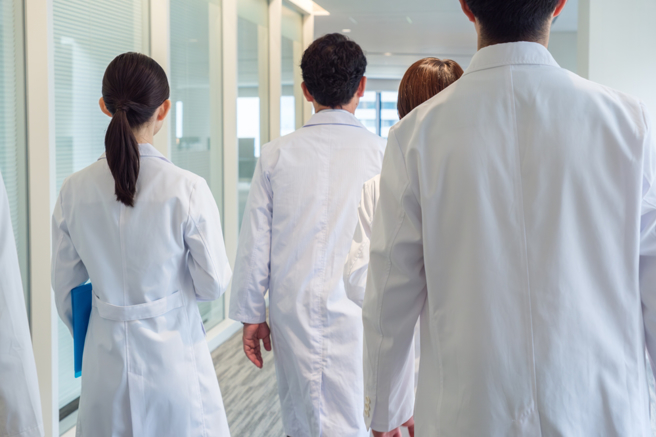 吴欣岱公开学长过去在台大医院担任主治医师的薪资单，月薪实领8万1717元。（图：shutterstock／达志）