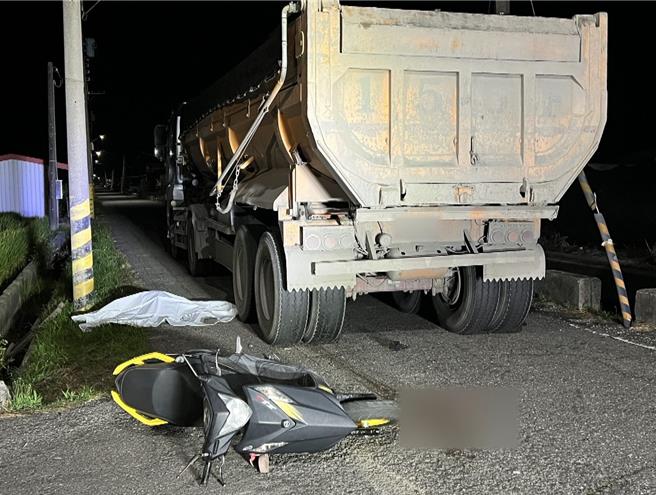 机车后座女乘客惨遭砂石车辗过「爆头」惨死，血肉模糊。（萧嘉蕙摄）