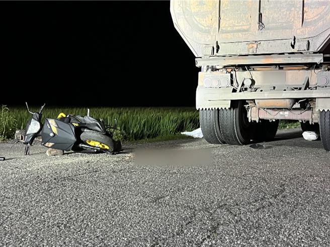 机车骑士疑紧急煞车，造成后座乘客摔落地，命丧砂石车左后轮下。（萧嘉蕙摄）