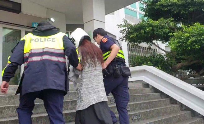 苏女被带回警局侦讯。（中和警分局提供）