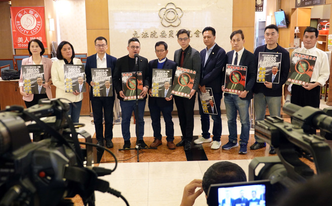 立委王鴻薇（左起）、陳玉珍、羅智強等人16日舉行「衛星廣播電視法部分條文修正草案」記者會。（姚志平攝）