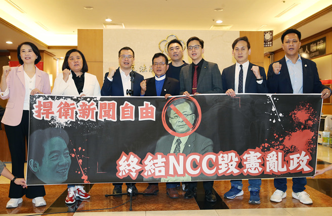 立委王鴻薇（左起）、陳玉珍、羅智強等人16日舉行「衛星廣播電視法部分條文修正草案」記者會。（姚志平攝）