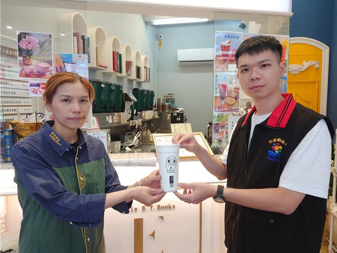 花蓮縣飲料店將在今年7月起禁用一次性塑膠杯（含保麗龍杯），環保局為此在即日起至11月15日止，與市區10家友善環境飲料店，推出免費循環杯租借服務。（花蓮縣政府提供／羅亦晽花蓮傳真）