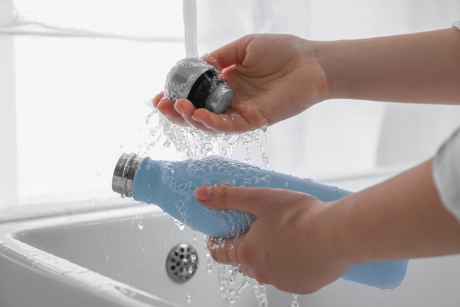 专家表示，水壶只用清水冲洗，里面的细菌数量可能比厨房流理台还多。（图：shutterstock／达志）