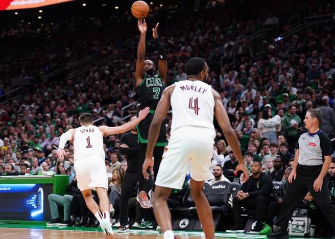 塞尔提克拥有杰伦布朗(中)与塔图双探花，8年内6度闯进东区决赛，可惜却14年未尝夺冠滋味。(路透)