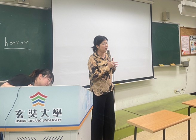 玄奘大学传播学院副院长，同时也是研发长的邱琪瑄老师致词。(摄/李品臻)