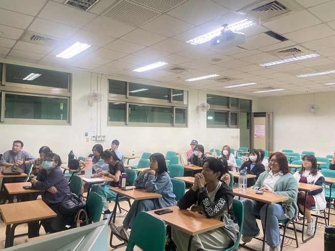 玄大同学纷纷聚精会神聆听，一展对活动的强烈兴趣。(摄/李品臻)