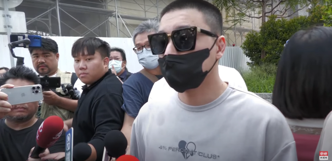 電競知名網紅Toyz，2021年涉嫌販賣大麻煙彈，遭法院判刑4年2月徒刑確定，他在上午前往台中地檢署報到，預計下午將發交台中監獄執行。（圖 / 截至「中時新聞網」直播畫面）