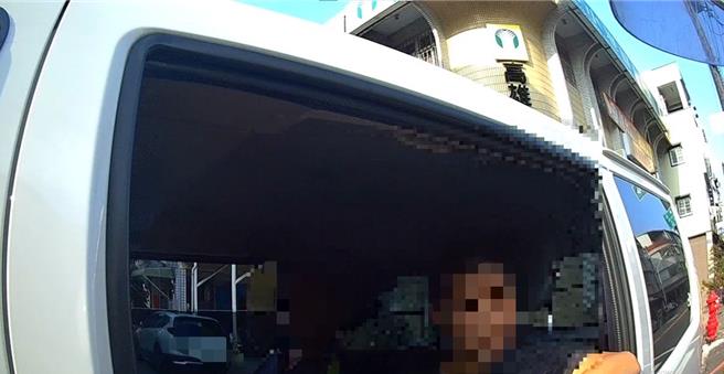 老闆開車違規遭警攔，意外查出後座員工遭通緝。（翻攝照片／洪靖宜高雄傳真）