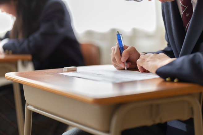 一名日本考生想考取早稻田大学，竟用「智慧眼镜」作弊。（示意图：shutterstock／达志）