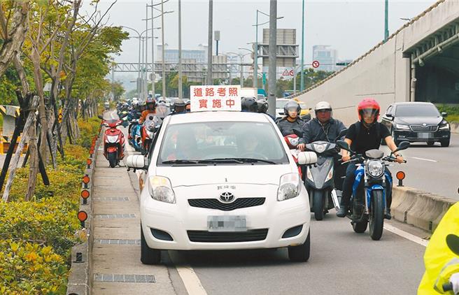 交通部预告修正草案，增订违规纪录严重者应换发1至6年短期驾照，有6年观察期。（本报资料照片）