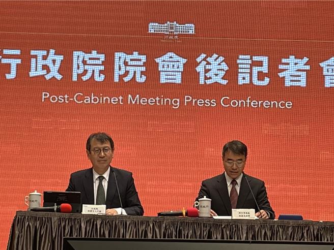 行政院长陈建仁今主持任内最后一次行政院会，会中盘点蔡英文总统8年任内重要施政成果。行政院强调，政府8年来充分发挥「台湾软实力」，深化与世界互动及合作，台美关系史上最好，全球各地挺台力道史上最大。（蔡雯如摄）