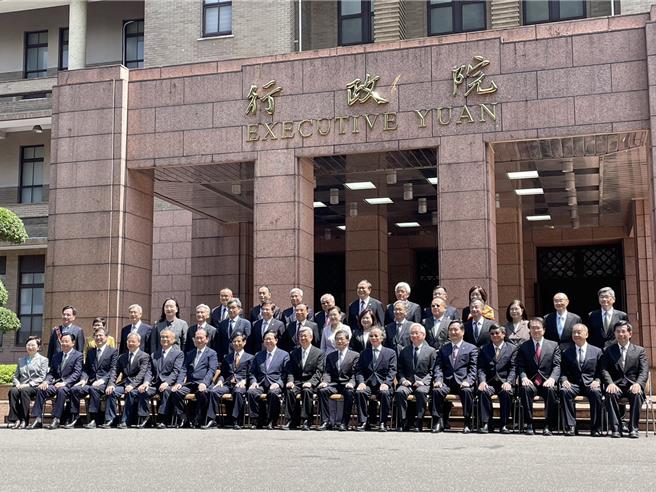 行政院長陳建仁今主持任內最後一次行政院會，會中除盤點蔡英文總統8年任內重要施政成果，也提出內閣總辭案。陳也在院會中致贈閣員蘋果造型瓷器。（蔡雯如攝）