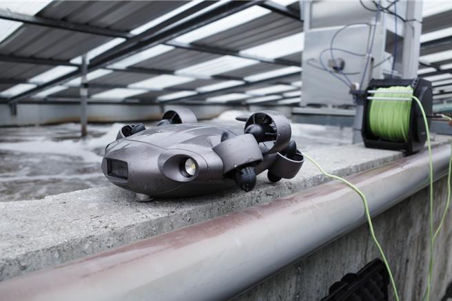 精进雨水下水道巡检维护作业，新北市水利局今年首度使用水下无人机，参与雨水下水道浸没段检查任务，辅助雨水下水道的维护管理工作。（新北市水利局提供）