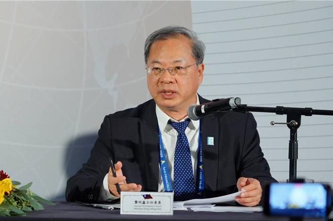 非核家园要转弯？ 国发会主委龚明鑫表示，法律要先修改，行政部门才能依法行政。(资料照／洪凯音台北传真)