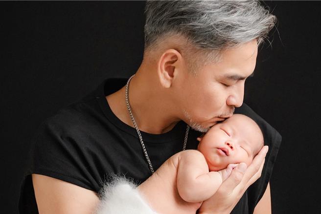 马国贤去年开心升格当爸爸。（年代提供）