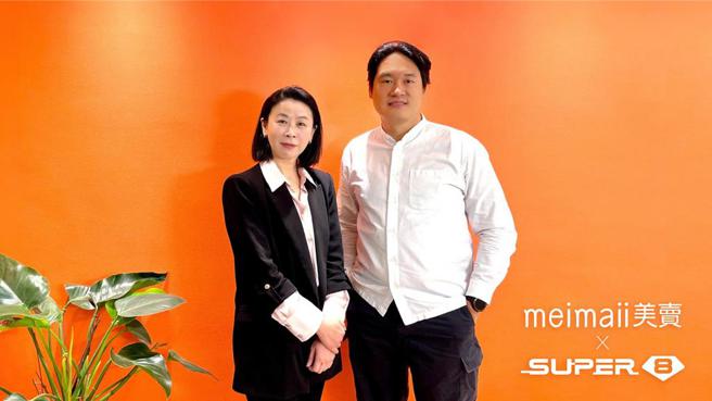 美卖总经理廖钰琦(左)Super 8执行长陈子龙共同宣布合作导入AIGC生成式机器人。图／美卖提供