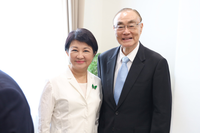 台中市長盧秀燕（左）特地參加行政院長陳建仁內閣最後一次院會，與將卸任的退輔會主委馮世寬（右）合影留念。（圖／台中市政府提供）
