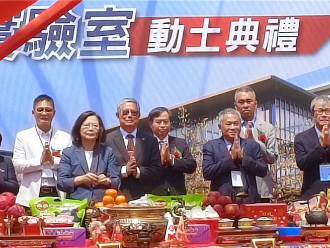 高雄興達港16日上午熱鬧非凡！蔡英文總統今天特地南下高雄主持令人矚目的「國家船模實驗室動土典禮」。（林雅惠攝）