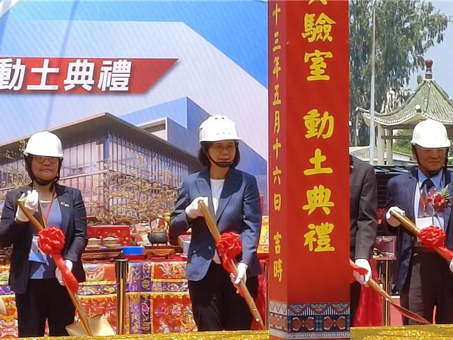 高雄興達港16日上午熱鬧非凡！蔡英文總統今天特地南下高雄主持令人矚目的「國家船模實驗室動土典禮」。（林雅惠攝）