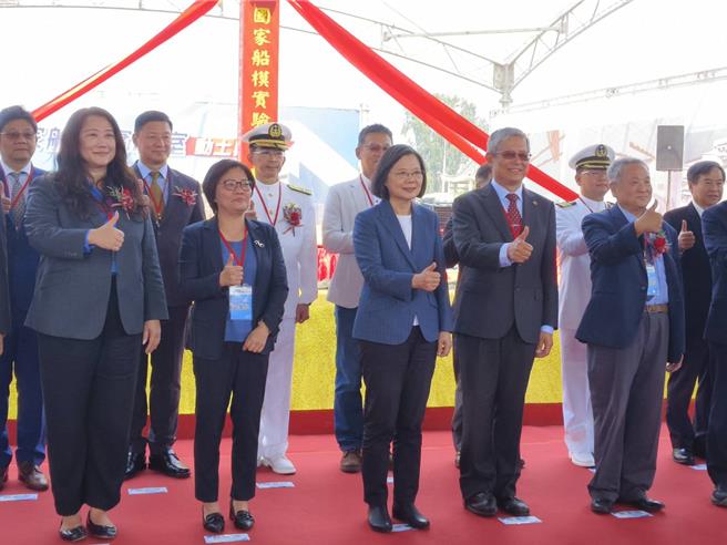高雄興達港16日上午熱鬧非凡！蔡英文總統今天特地南下高雄主持令人矚目的「國家船模實驗室動土典禮」，這場盛大的典禮由海洋委員會常務副主任委員吳美紅、高雄市副市長羅達生、國家海洋研究院院長陳建宏、財團法人船舶暨海洋產業研發中心董事長邱逢琛及海洋產官學研界貴賓參與，一起見證台灣海洋產業的重大里程碑。（林雅惠攝）