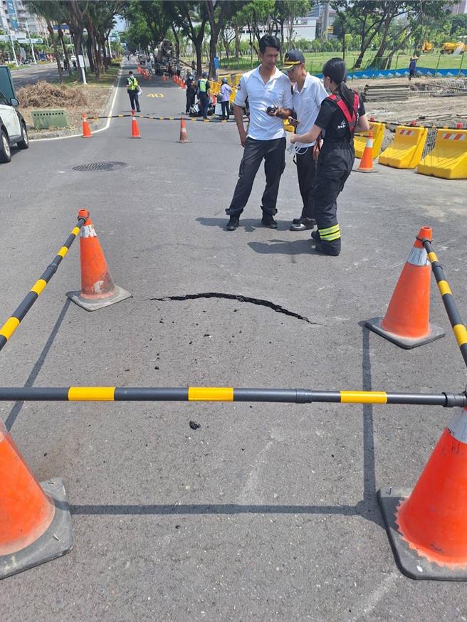 高雄前鎮中華五路於今（16）日上午路口出現裂痕。（翻攝照片／洪靖宜高雄傳真）