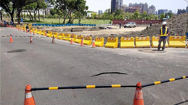 高雄前鎮中華五路於今（16）日上午路口出現裂痕。（翻攝照片／洪靖宜高雄傳真）