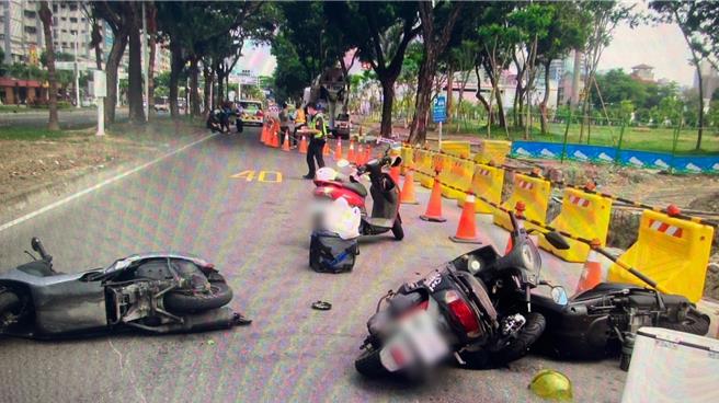 高雄前鎮中華五路於今（16）日上午路口出現裂痕，有騎士不慎自摔，導致後方車輛追撞。（翻攝照片／洪靖宜高雄傳真）