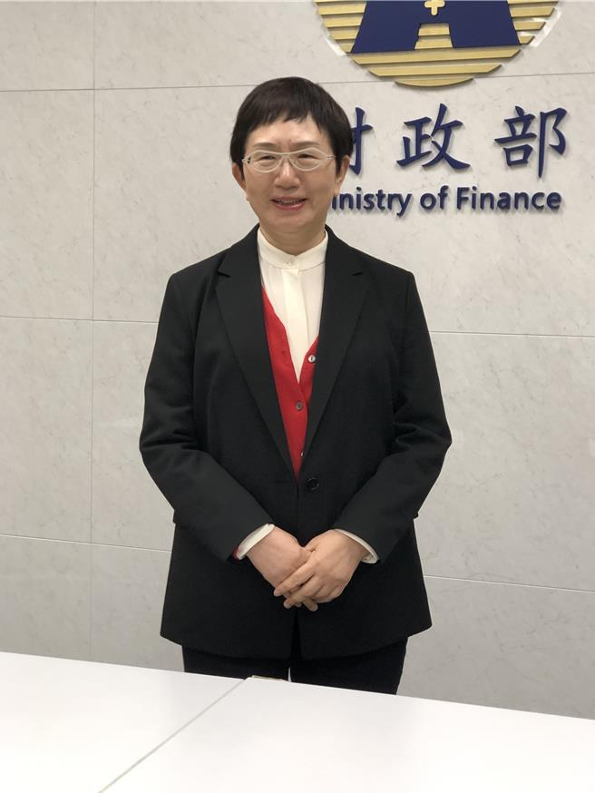 财政部长庄翠云接受媒体访问。（图／吴静君摄）
