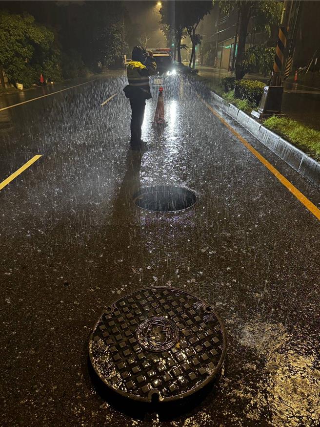 桃園市蘆竹區日前1名機車因碰撞位移的人孔蓋，機車佇立道路中間。（蘆竹分局提供）