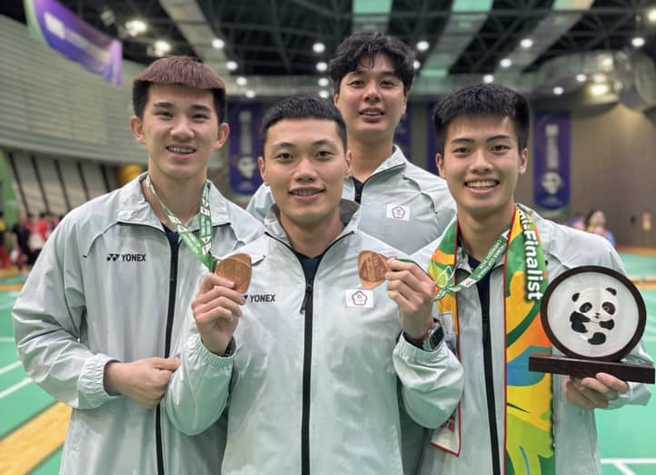 中租羽球隊男子選手李佳豪（右），晉級泰國羽球公開賽男單8強。（取自中租企業羽球隊粉專）