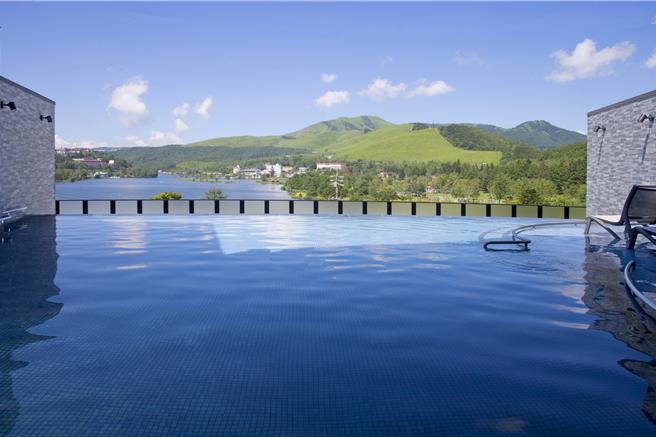 池之平飯店「湖天之湯」露天風呂，是長野縣最大的溫泉水療設施。(池之平飯店提供)