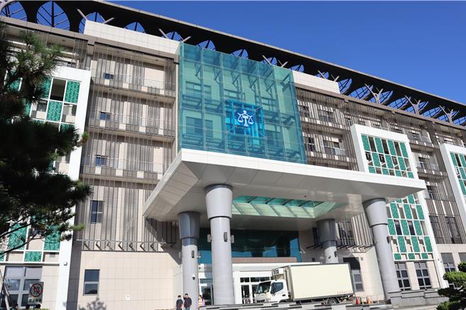 情侣吵架，女方闯入男方住处拿坏设备，还偷走现金跟猫。（邱立雅摄）