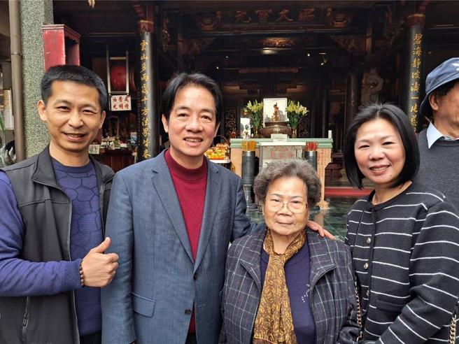 台南鄉親520「10輛遊覽車」北上觀禮！最年長是92歲的她。（照片來源張蔡額阿嬤提供）