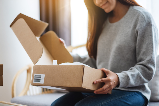 一位女子近日開箱時發現，男友幫妹妹買了衛生棉和內衣。（示意圖：shutterstock／達志）