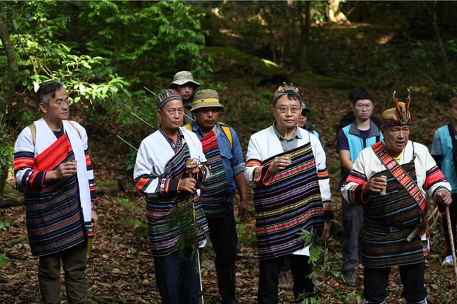 野放现场在大安及桃山部落族人见证下，开启野放笼，眾人目送「日曼」，希望牠在祖灵的庇佑下，回到大安溪流域原栖地，过着平顺悠游的生活。（林业署台中分署提供／张妍溱台中传真）