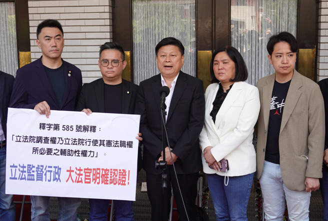 国民党立法院党团总召傅昆萁（中）16日在议场门口举行记者会。（姚志平摄）