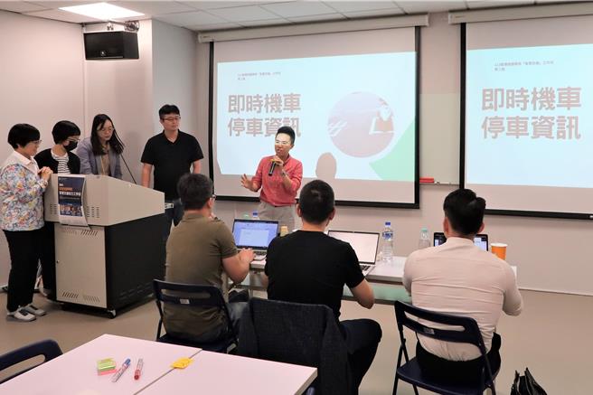 交通局、桃捷公司與智發會發想「即時機車停車資訊」專題希望解決市府週邊停車問題。（智發會提供／蔡依珍桃園傳真）